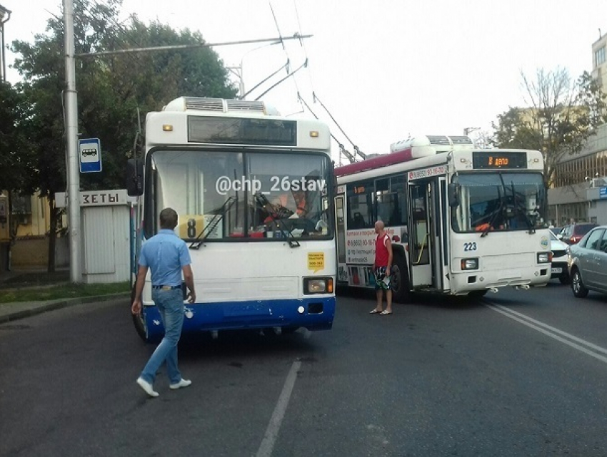 Огромная пробка образовалась после ДТП троллейбуса, маршрутки и «ПАЗика» в Ставрополе