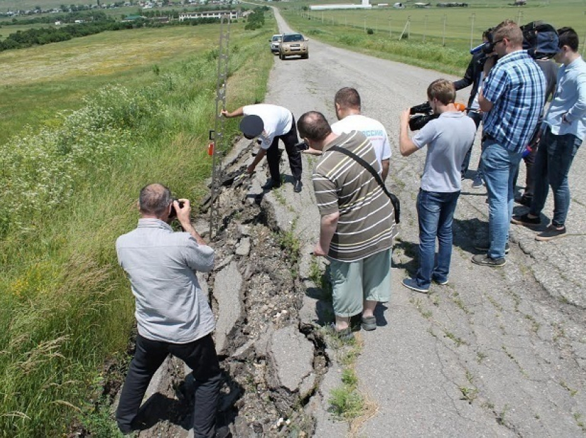 Активисты ОНФ осмотрели самую «убитую» дорогу Ставрополья с 18-метровыми ямами
