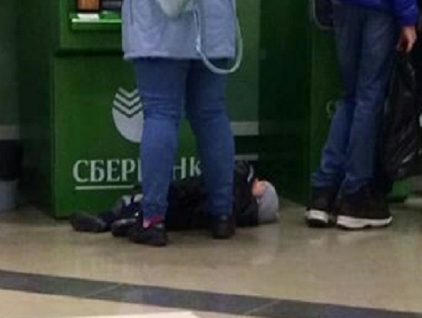 Женщина бросила маленького ребенка на полу перед банкоматом в Ставрополе