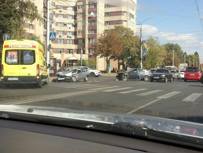 Помощь реаниматологов понадобилась пострадавшему в серьезном ДТП в центре Ставрополя