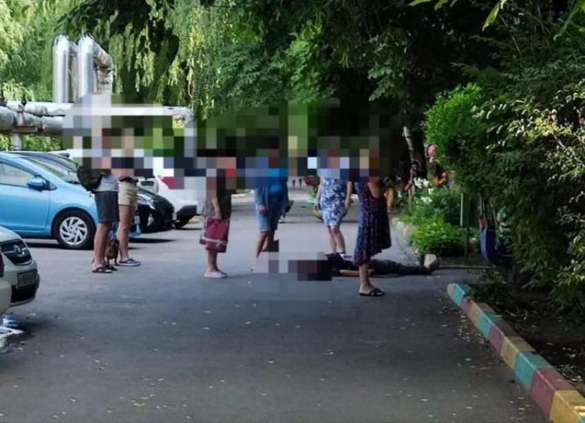 Молодого мужчину пырнули ножом в живот и шею в Ставрополе