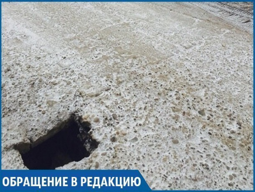 Огромная яма в тротуаре рядом со школой насторожила ставропольских родителей 