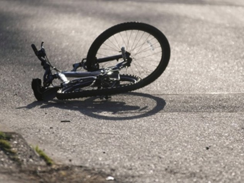 Водитель легковушки насмерть сбил велосипедиста и скрылся на Ставрополье