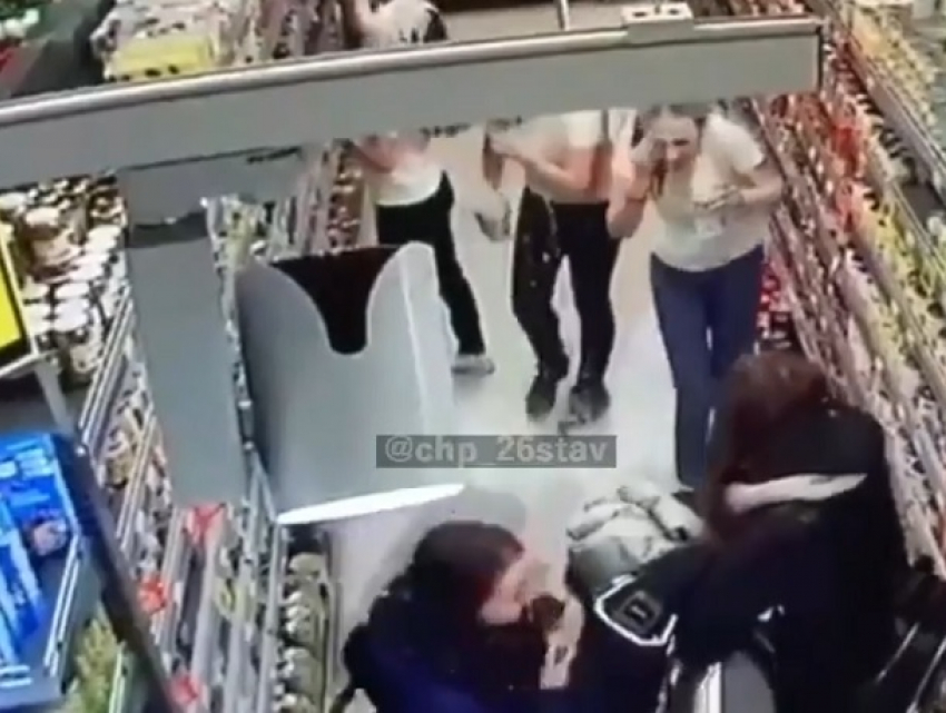 Три девушки облили себя молоком в супермаркете и попали на видео в Ессентуках