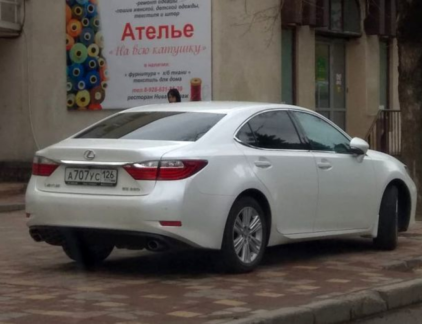 "Паркуюсь, как хочу": автохам на белом «Лексусе» припарковался на тротуаре в Ставрополе