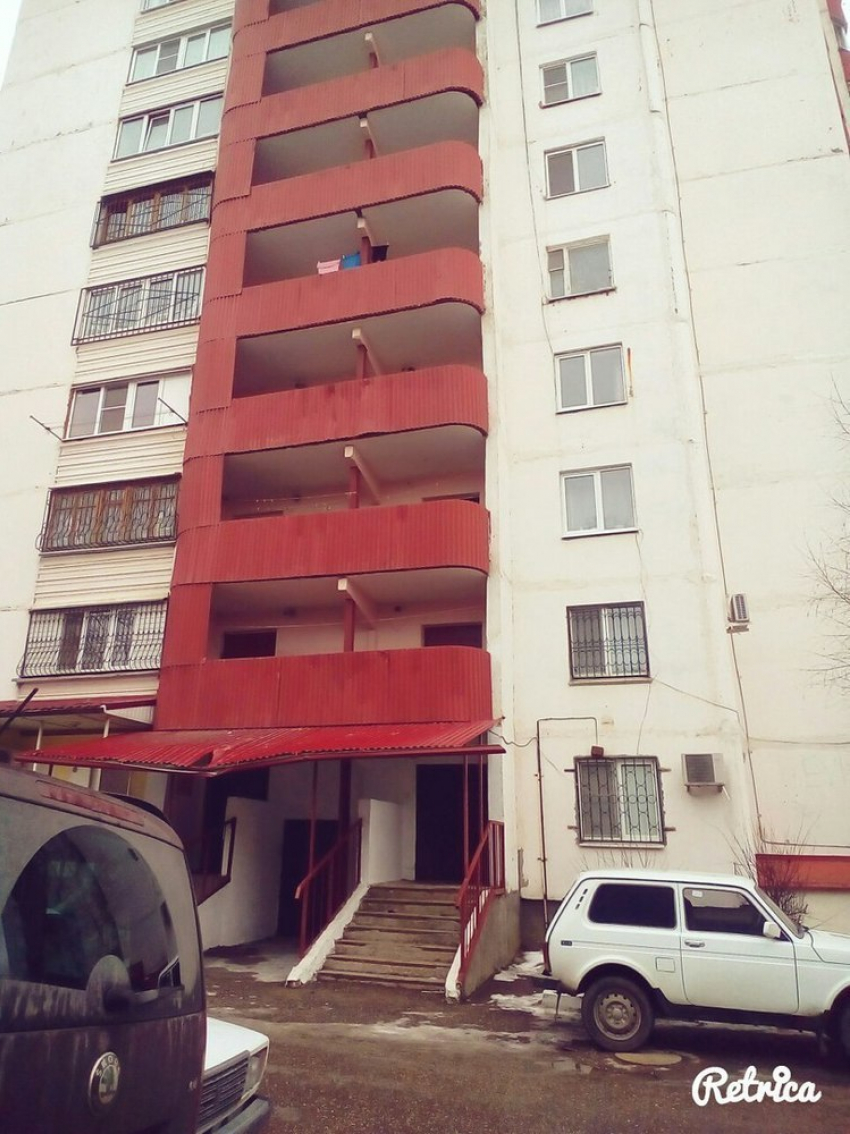 В Пятигорске молодой парень случайно выпал с балкона многоэтажки