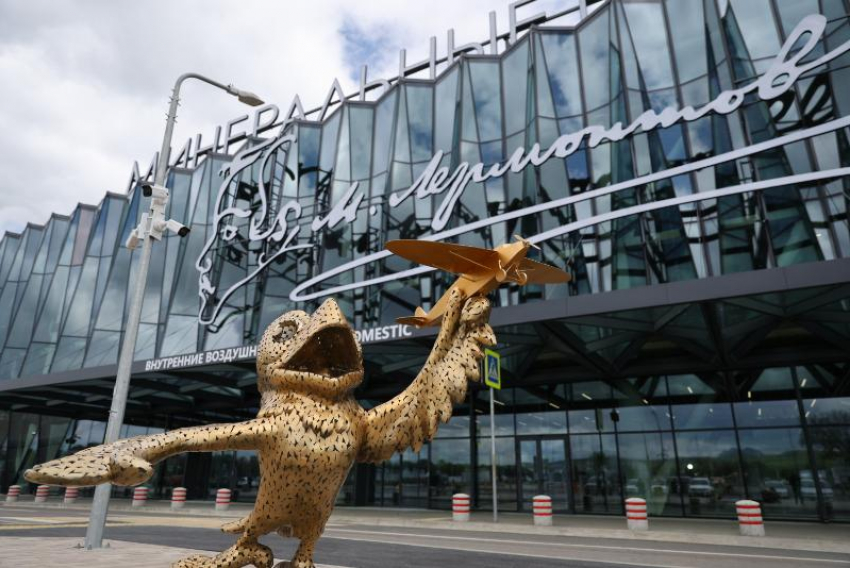 Катали по взлетной полосе и кормили вчерашним: пассажиры рассказали о срыве рейса из Минвод в Салехард