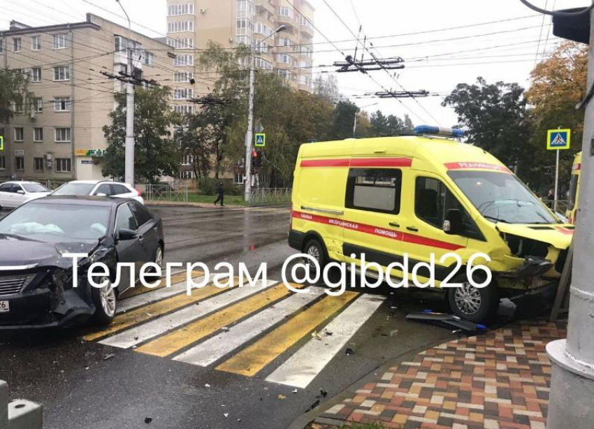 Реанимобиль столкнулся с Toyota Camry в Ставрополе