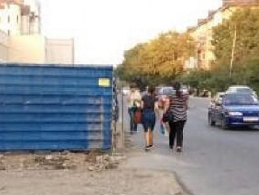 Пешеходы с детьми вынуждены ходить по дороге из-за ремонтных ограждений в Пятигорске