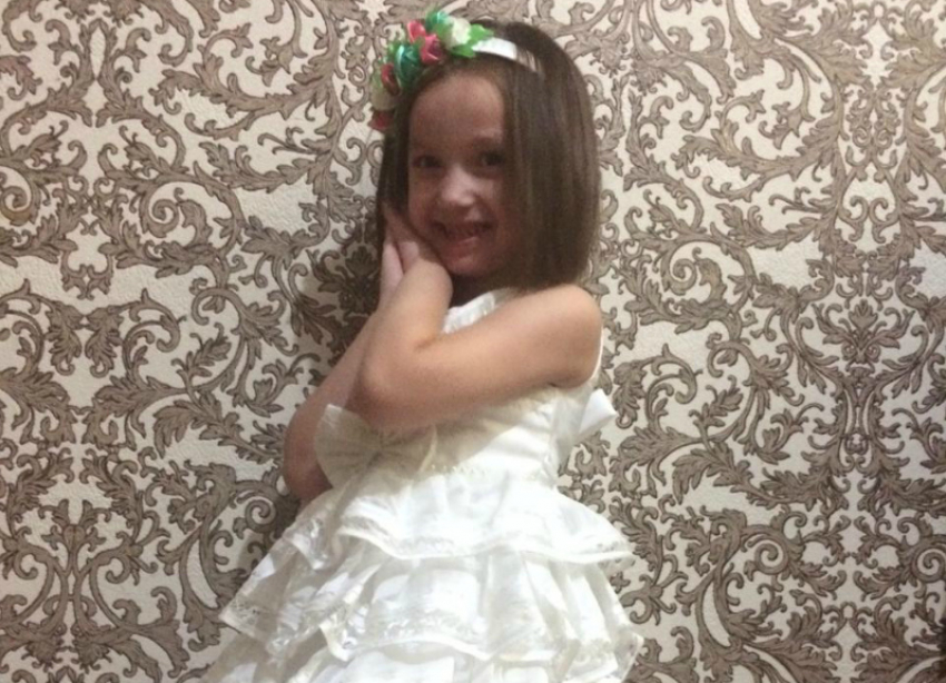Помощница родителей Кира Абрамова в конкурсе «Самая чудесная улыбка ребенка 2020» 