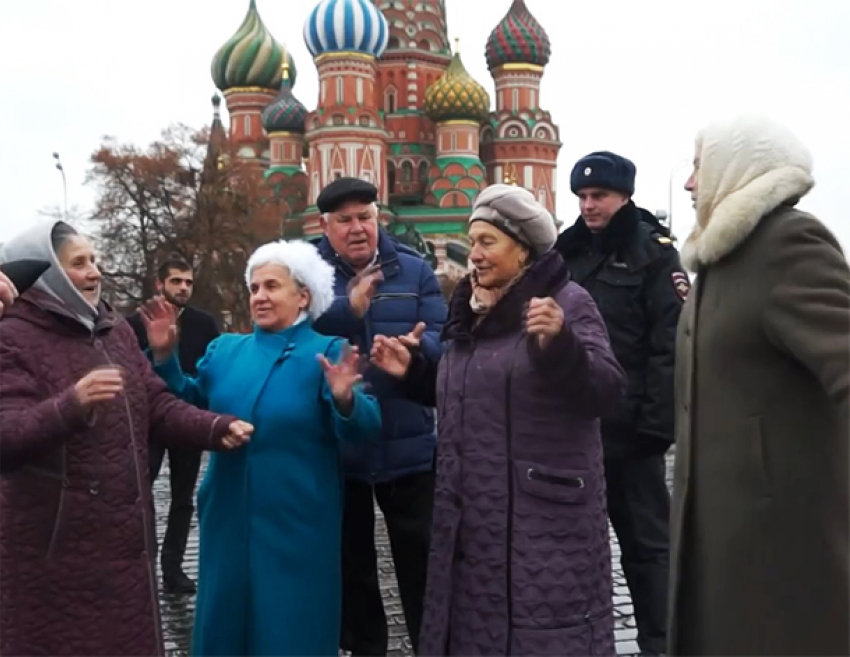 Московский полицейский запретил бабушкам со Ставрополья петь русские народные песни на Красной площади