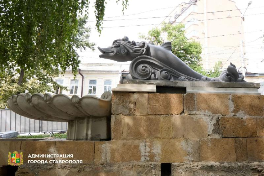 В центр Ставрополя начали возвращать скульптуры скандальных «Дельфинов» — вернулись рыба и три чаши