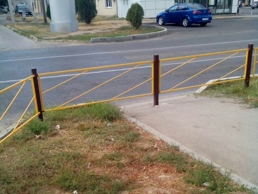 Коварный тротуар «обманывает» жителей на Ставрополье 