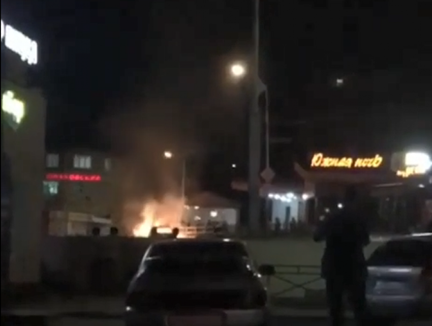 "Лада-Калина» сгорела на улице Ставрополя и попал на видео
