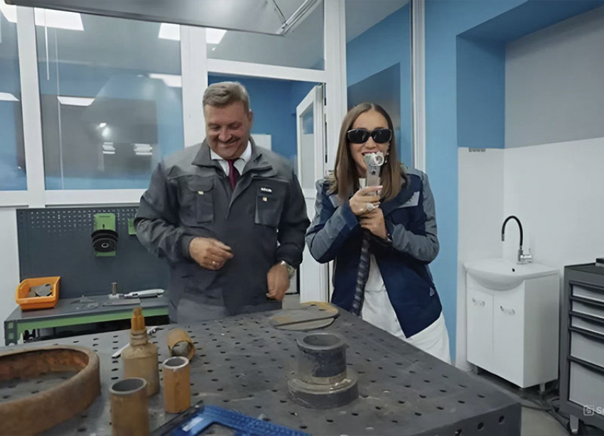 Бузова приехала в ставропольский вуз и устроила шоу: студенты, собаки и зерновая лаборатория