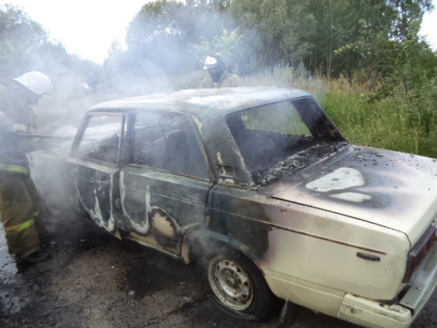 На одной из ставропольских дорог ДПСники потушили горящий автомобиль