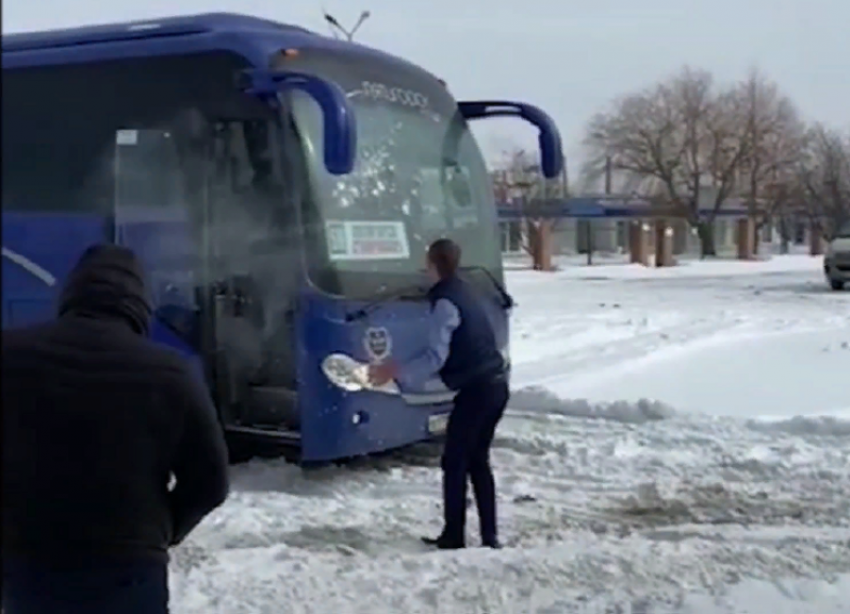 Нечищеные дороги «заблокировали» выезд междугородних автобусов со ставропольской автостанции
