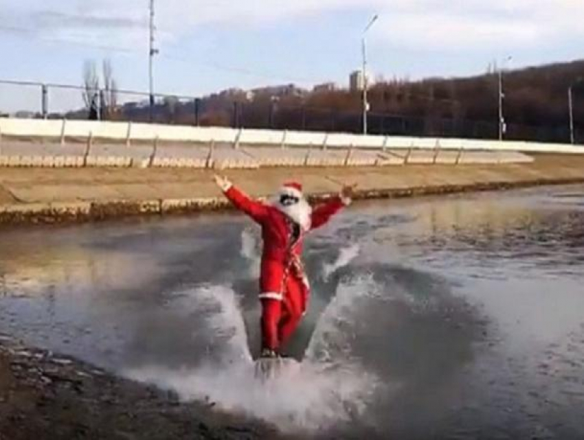 Веселый Дед мороз-сёрфингист прокатился по волнам Комсомольского пруда в Ставрополе