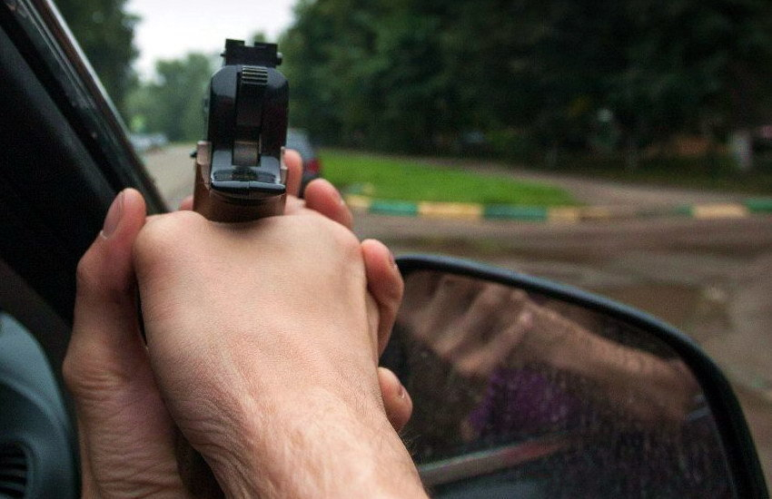 В Ставрополе водитель «БМВ» устроил погоню со стрельбой по микроавтобусу