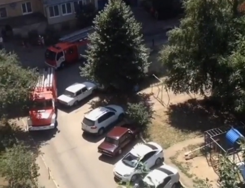 Приехавшие на вызов пожарные не смогли проехать по двору из-за припаркованных машин в Ставрополе