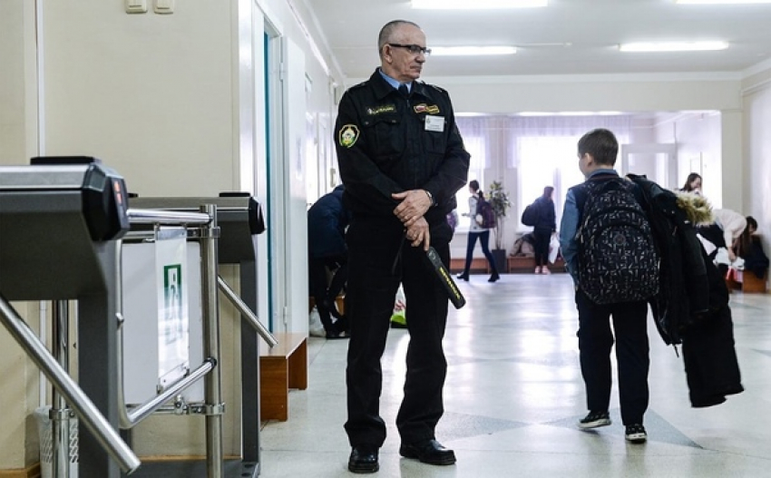 После стрельбы в Ижевске на Ставрополье предложили не пускать взрослых в школы и детсады