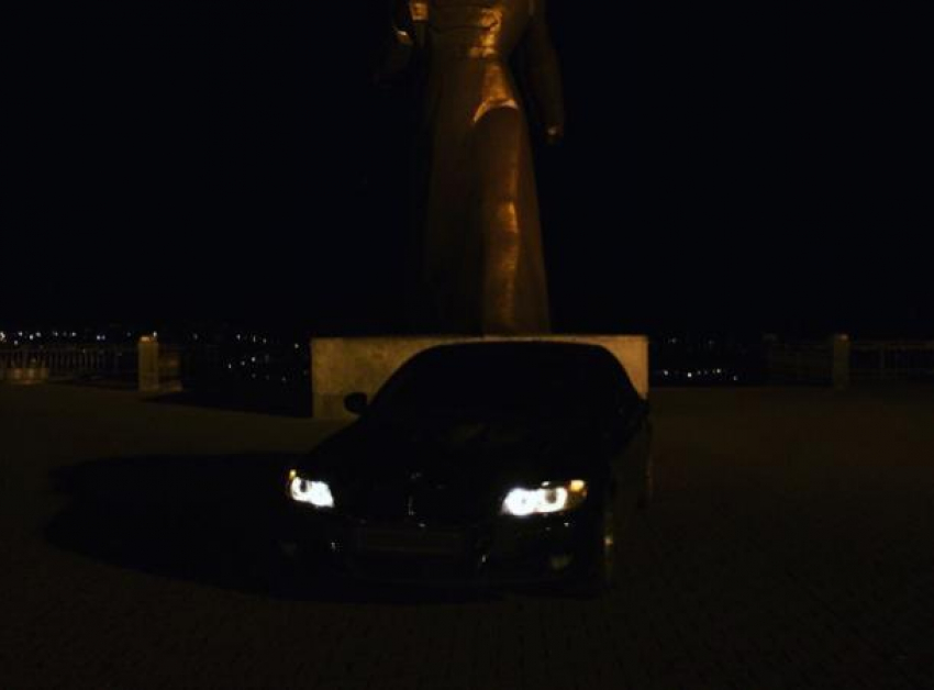 Владелец «БМВ» заехал ради эксклюзивного фото к памятнику Солдату в Ставрополе