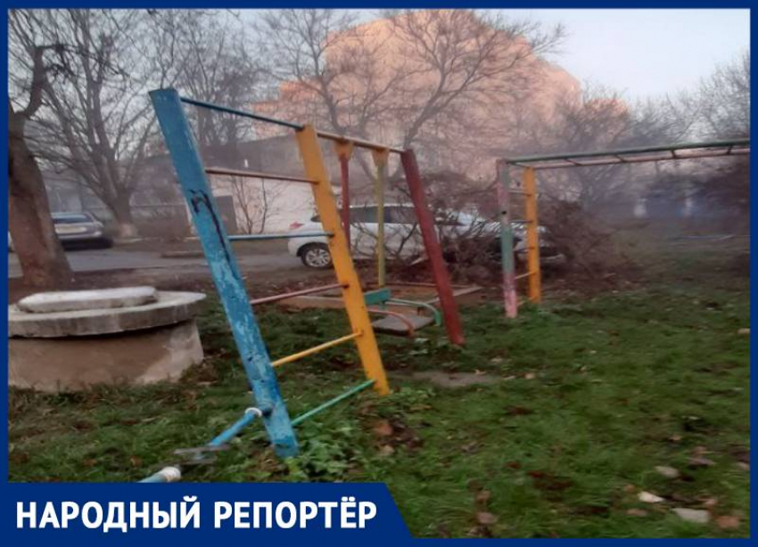 Об еще одной небезопасной детской площадке предупредила жительница Ставрополя