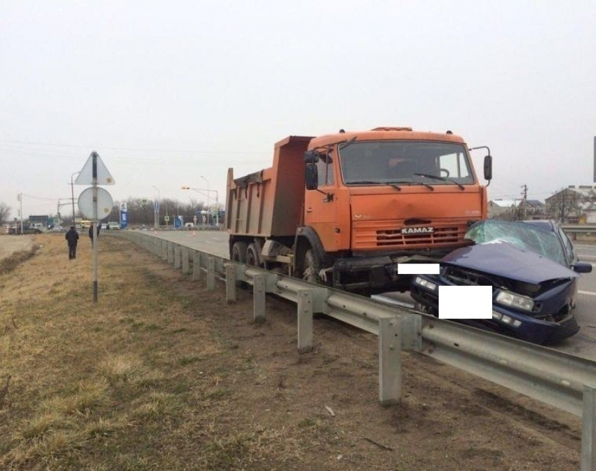На Ставрополье столкнулись «КамАЗ» и «Фольксваген": погиб один человек