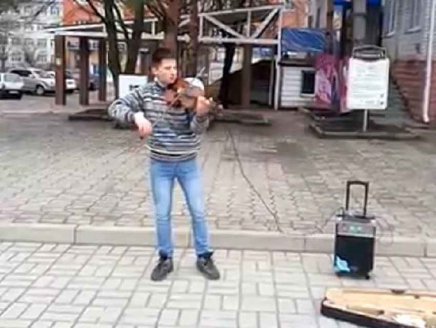 Пронзительный саундтрек из «Реквиема по мечте» исполнил скрипач на улице в Ставрополе