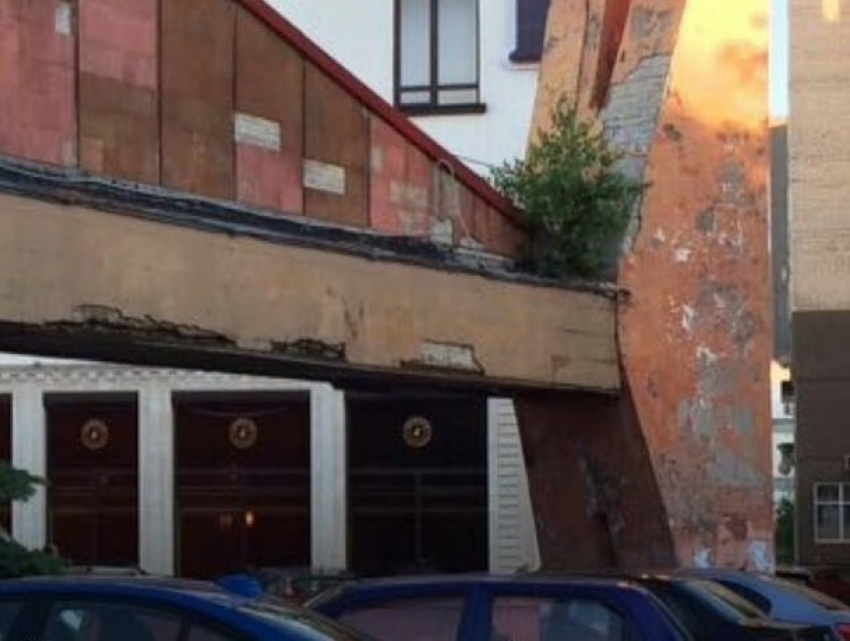 Облезлая штукатурка и старые стены за новым красивым фасадом кинотеатра «Салют» возмутили жителей Ставрополя