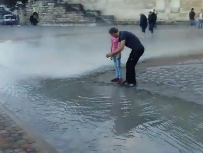 Неожиданно вышедший из берегов Провал затопил площадь в Пятигорске и попал на видео