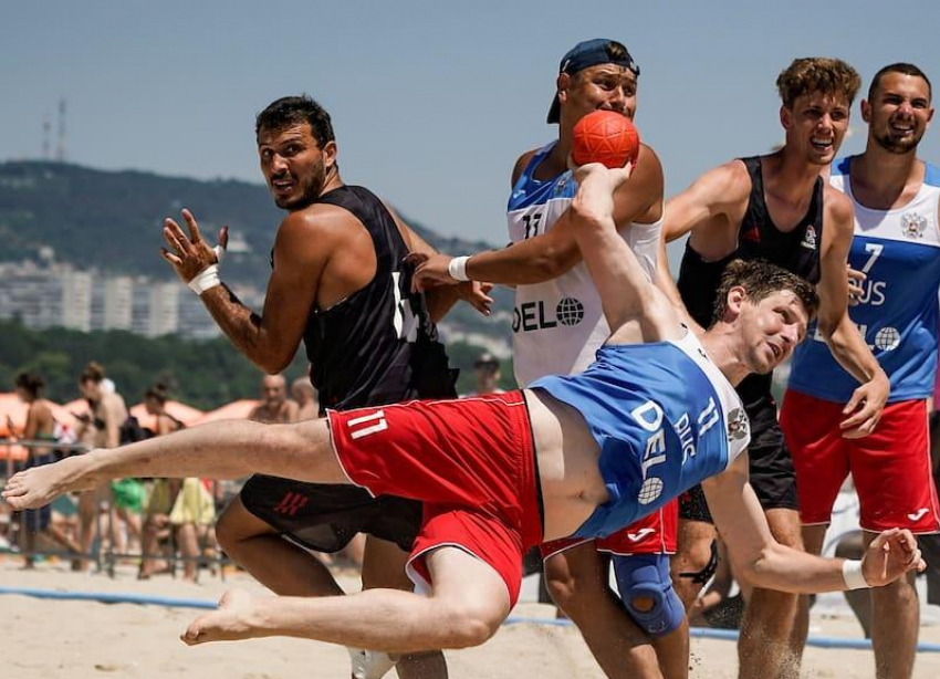 Франция позади, Дания впереди: российские гандболисты — уже в полуфинале Евро по пляжному гандболу