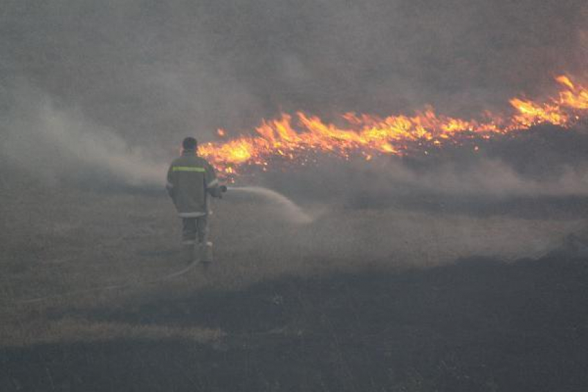 Неизвестные поджигают ставропольские поля