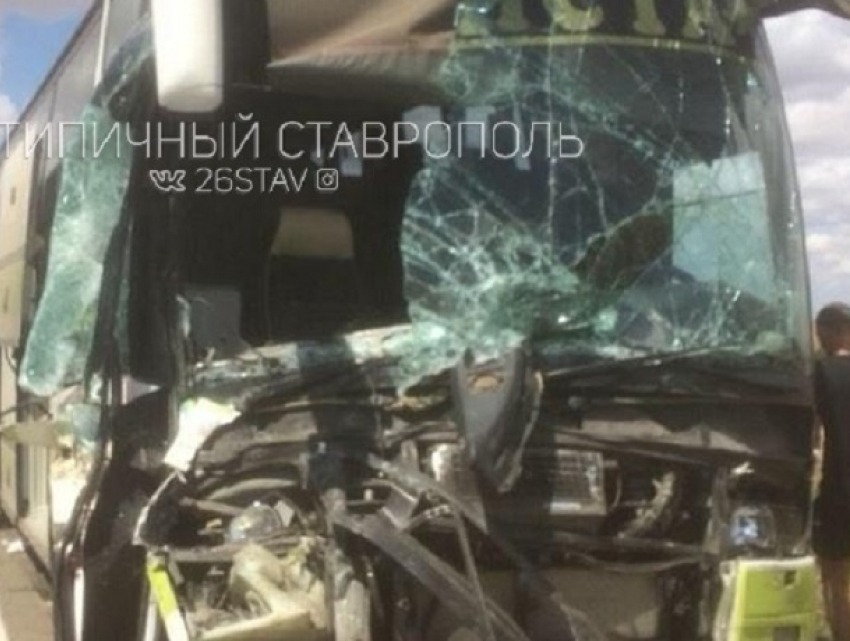 Пассажирский автобус попал в жуткую аварию на Ставрополье