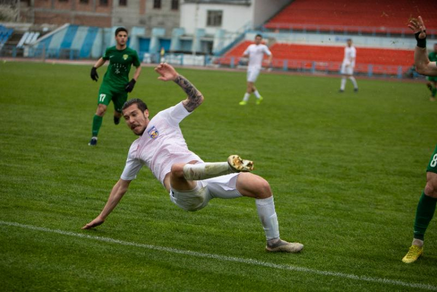 В 25 туре футбольного первенства России пятигорский «Машук-КМВ» едет к «убийце» «Ессентуков» 