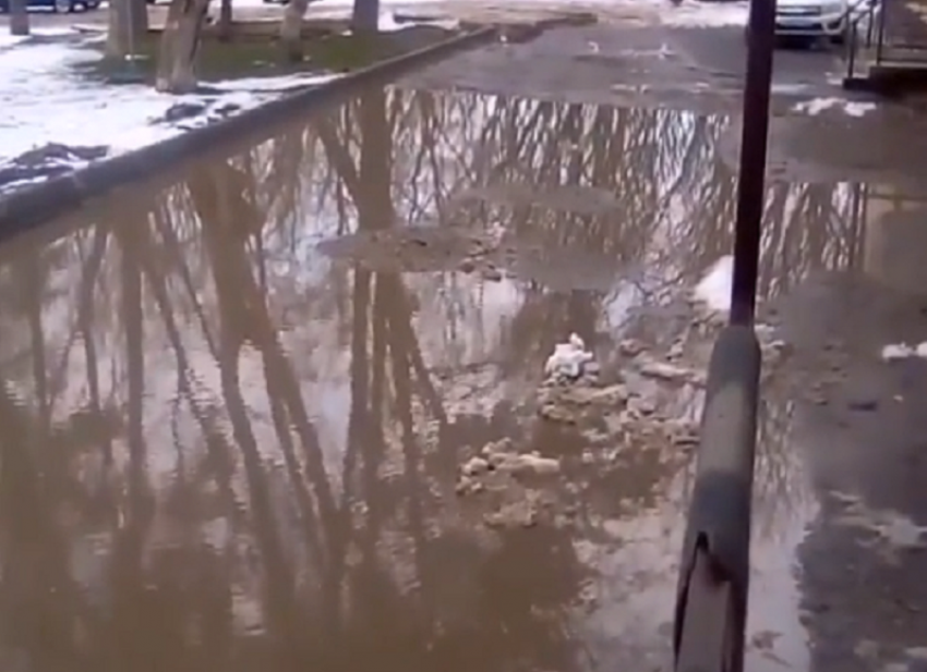 Дорога в больницу Железноводска превратилась в непроходимое озеро