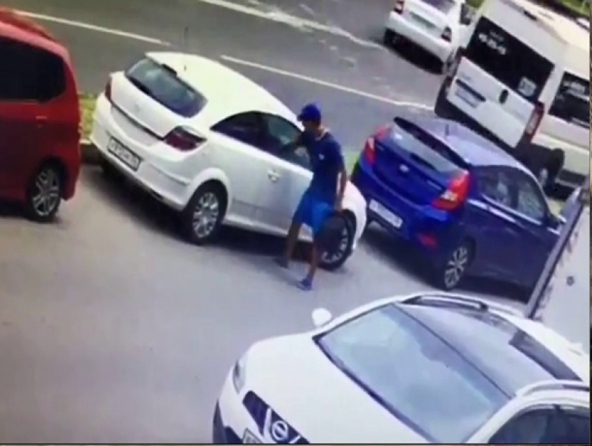 Мужчина средь бела дня разбил стекло авто и украл сумку на людной улице в Ставрополе