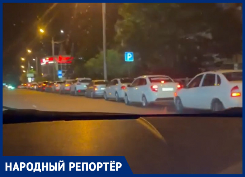В Ставрополе автомобилистам дают лишь 30 минут на заправку, а очереди растягиваются на километр