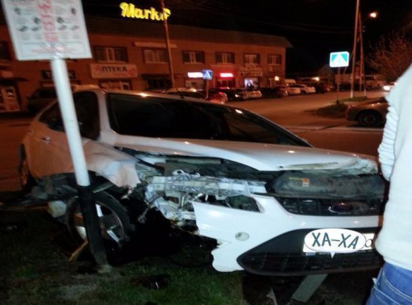 Уходивший от погони ДПС пьяный водитель на иномарке влетел в столб в Ставрополе
