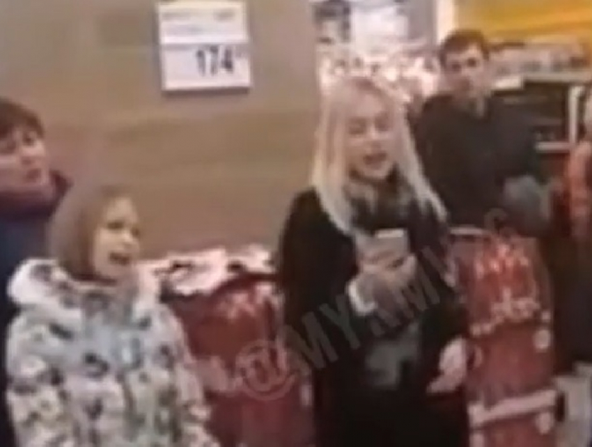 Трогательное исполнение рождественской песни посетителями ставропольской «Ленты» попало на видео