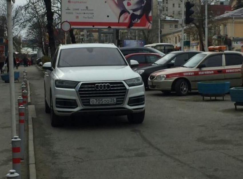 Водитель кроссовера «Ауди» перекрыл выезд с парковки в Ставрополе