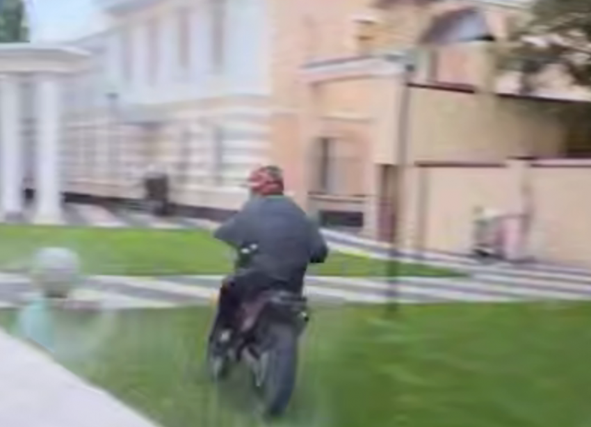 Хасанящий по газону в Центральном парке Ставрополя питбайкер попал на видео 