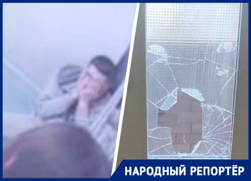 Выбил стекло, бил лифт и лежал на полу: ставрополец попал в камеры наблюдения подъезда — видео