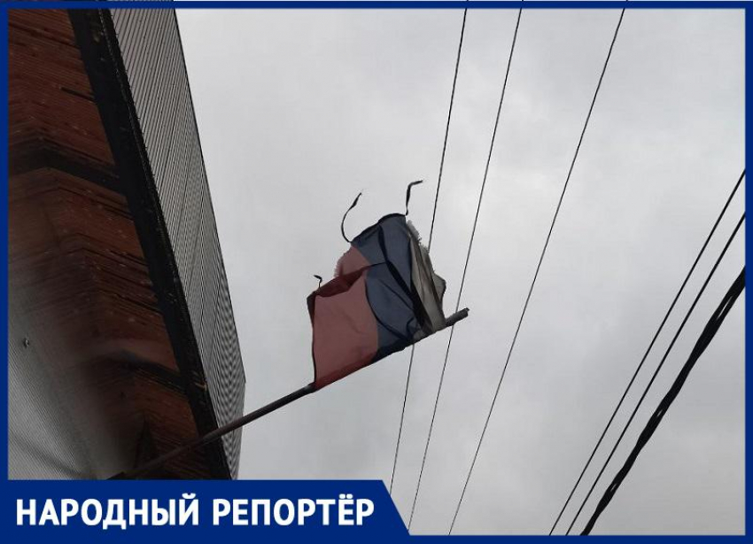 «Как после Армагеддона»: жительницу Михайловска потрясло состояние флага на здании мировых судей    