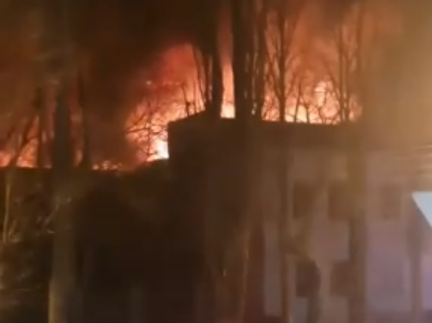Крупное возгорание потушили на заброшенной кондитерской фабрике в Пятигорске