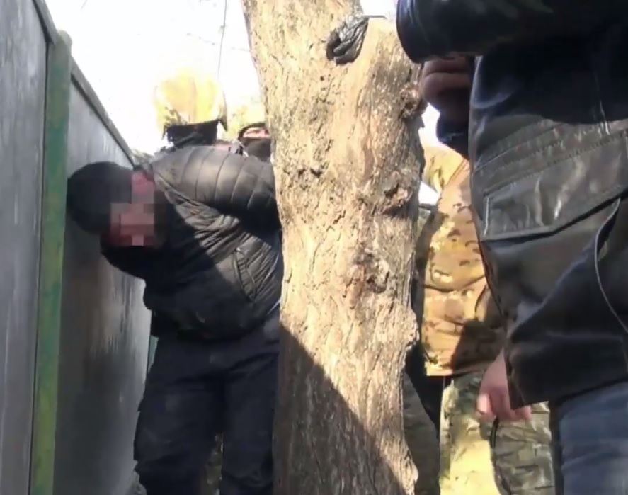 Крупную партию запрещенных лекарств и оружие нашли у группировки на Ставрополье