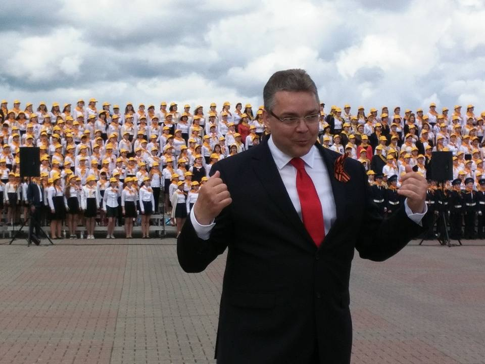 Перед выступлением хора из 1000 детей губернатор Ставрополья открыл ограду и попросил зрителей подойти ближе
