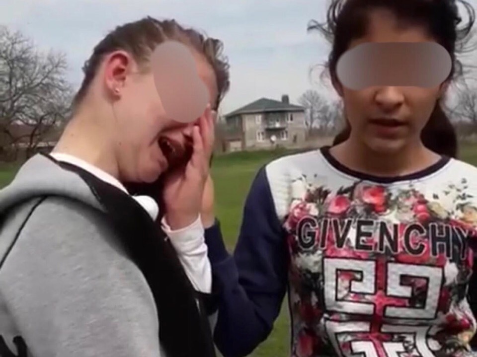 Школьницы жестоко унизили одноклассника на пьяной вечеринке: видео