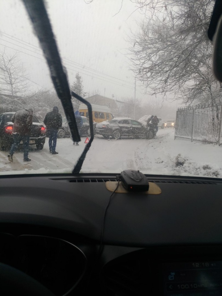 Из-за жуткого мокрого снегопада в ДТП попали много машин на Ставрополье