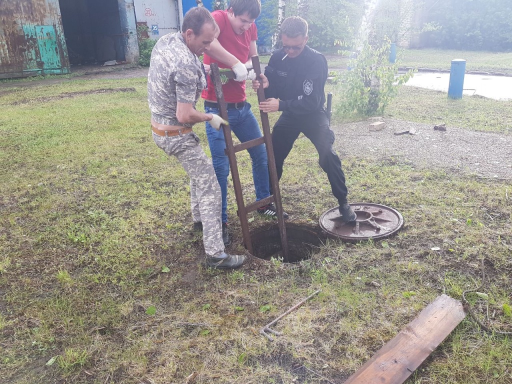 Брошенная в ливневой колодец лестница стала причиной подтопления проспекта  Кулакова в Ставрополе, - комитет городского хозяйства